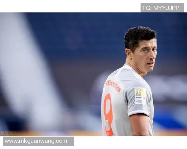 莱万状态火热欧冠赛场10场狂轰12球射手榜领跑稳获金靴荣誉